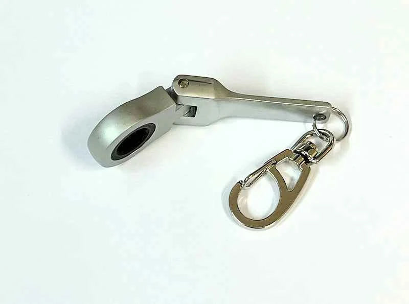 GlossMeister 10 mm skrallenøkkel med rundt hode på nøkkelring mot hvit bakgrunn.