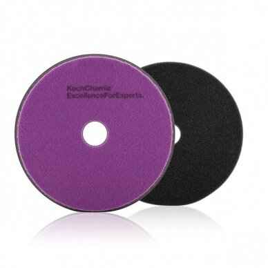 Koch-Chemie Micro Cut-pads 126 x 23 mm: to runde skumputer, lilla og svart, begge med hull i midten, på hvit bakgrunn.