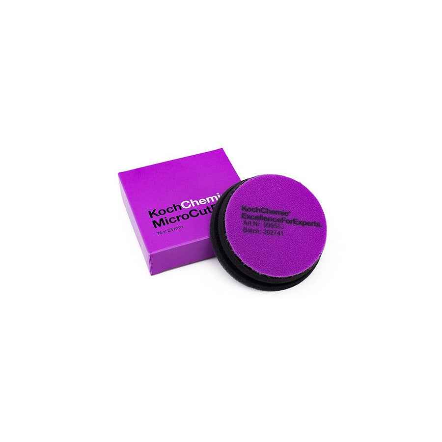 Koch-Chemie Micro Cut Pad 76 x 23 mm ved siden av esken på hvit bakgrunn.