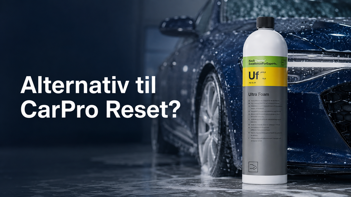 Koch-Chemie Ultra Foam – alternativ til CarPro Reset ved siden av blå bil med såpe