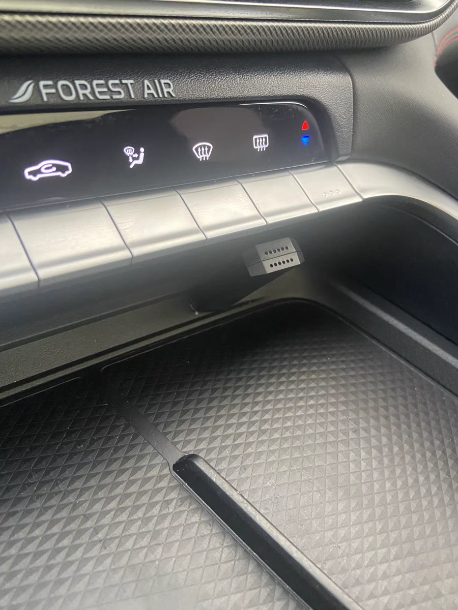 LYNQ Mini-instrumentpanel med klimakontroll og strukturert oppbevaringsrom under, sett på nært hold.