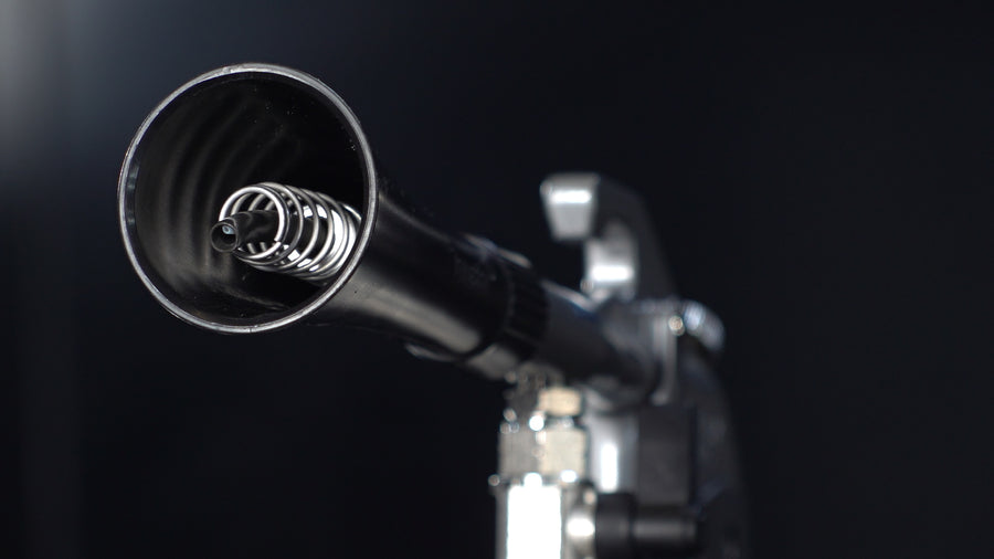 Tornador TORNADOR® BLACK Z-020RS med metallspiral i svart sylinder mot mørk bakgrunn.