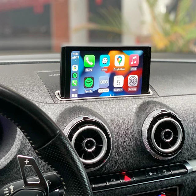 LYNQ Mini viser Apple CarPlay- og Android Auto-ikoner for telefon, musikk, navigasjon og innstillinger på skjermen.