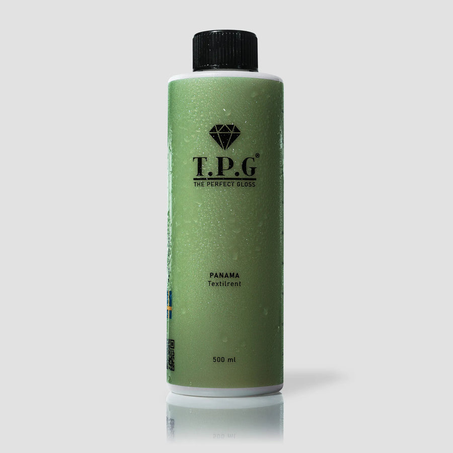 Grønn 500 ml TPG Panama-flaske for tekstil- og interiørrengjøring fra The Perfect Gloss med vanndråper på overflaten.