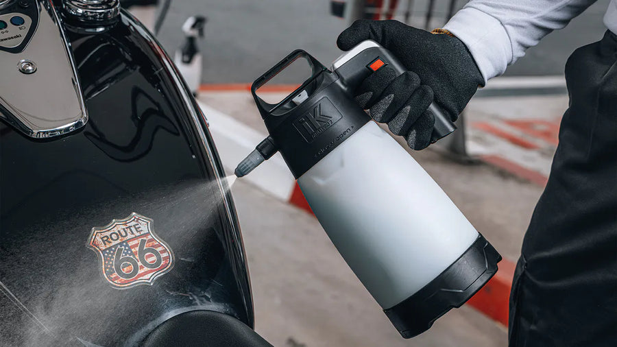 En person sprøyter væske på en Route 66-drivstofftank med en IK SPRAYERS Multi Pro 2 360º lavtrykkssprøyte på 1,9 liter.